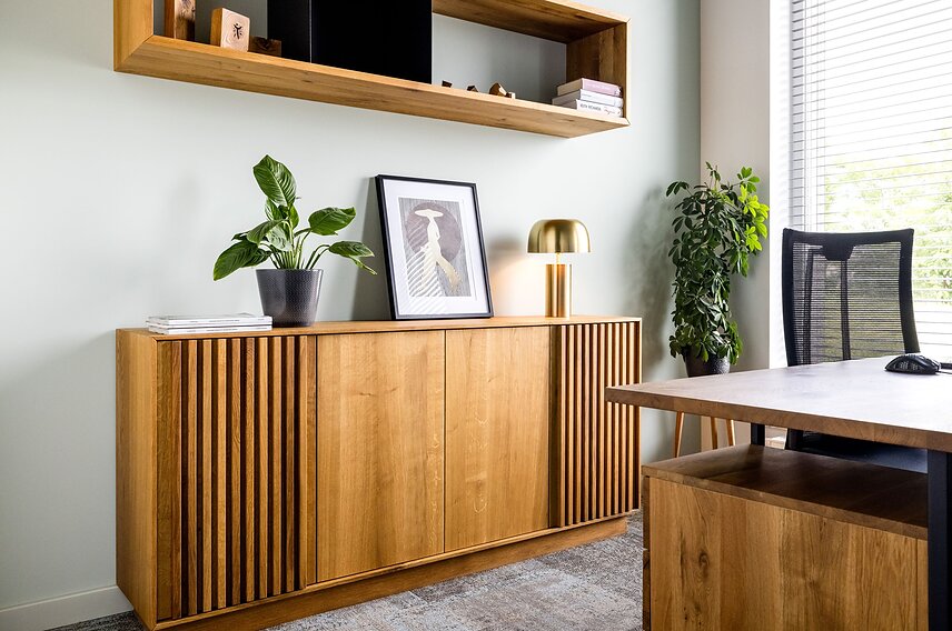 Komoda z litego drewna dębowego z ryflowanymi frontami w naturalnym kolorze, w aranżacji z półką dębową i biurkiem